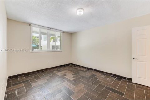 Condo in Miami Beach, Florida, 2 bedrooms  № 1832514 - photo 14