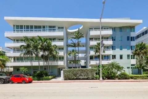 Condo in Miami Beach, Florida, 2 bedrooms  № 1832514 - photo 1