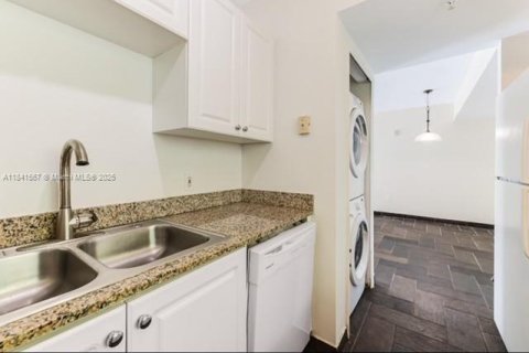 Condo in Miami Beach, Florida, 2 bedrooms  № 1832514 - photo 13