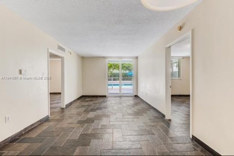 Condo in Miami Beach, Florida, 2 bedrooms  № 1832514 - photo 7