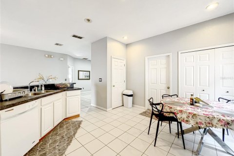 House in Clermont, Florida 1 bedroom, 151.62 sq.m. № 2196889 - photo 5