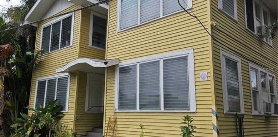 Commercial property in Tampa, Florida 8 bedrooms, 630.99 sq.m. № 1561307