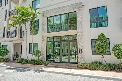 Condo in Doral, Florida, 3 bedrooms № 1920376 - photo 2
