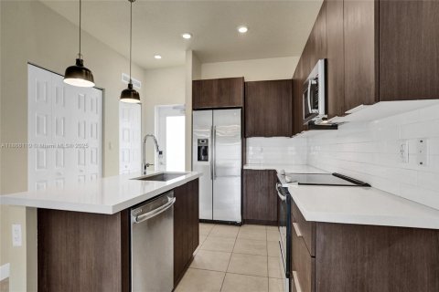 Condo in Doral, Florida, 3 bedrooms № 1920376 - photo 13