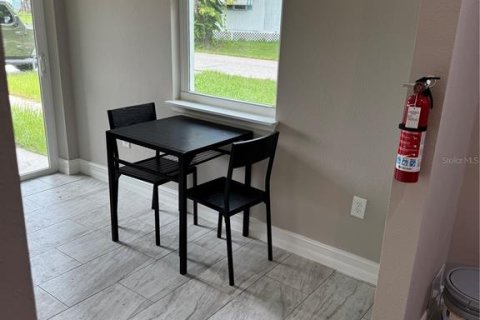House in Orlando, Florida 5 bedrooms, 129.88 sq.m. № 2101626 - photo 5
