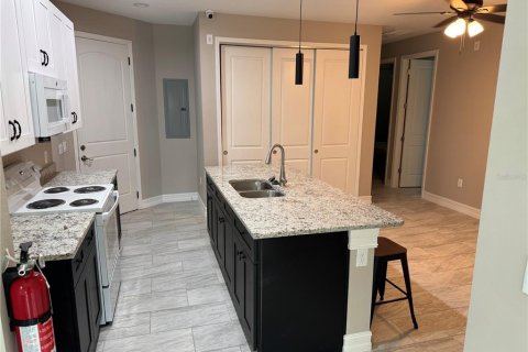 House in Orlando, Florida 5 bedrooms, 129.88 sq.m. № 2101626 - photo 9
