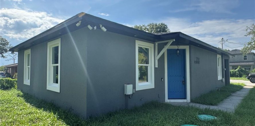 House in Orlando, Florida 5 bedrooms, 129.88 sq.m. № 2101626