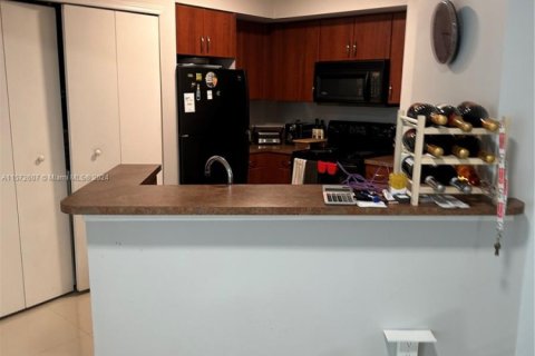 Condo in Surfside, Florida, 2 bedrooms  № 1868649 - photo 6