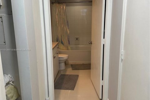 Condo in Surfside, Florida, 2 bedrooms  № 1868649 - photo 12