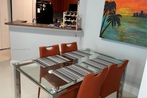 Condo in Surfside, Florida, 2 bedrooms  № 1868649 - photo 4