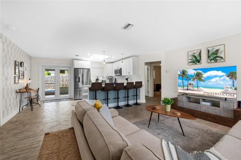 House in Pompano Beach, Florida 3 bedrooms, 141.12 sq.m. № 2260456 - photo 6