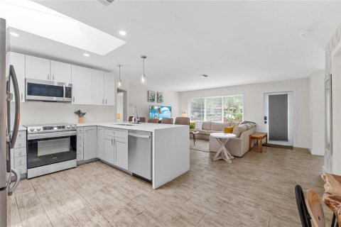 House in Pompano Beach, Florida 3 bedrooms, 141.12 sq.m. № 2260456 - photo 8