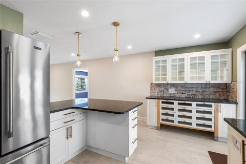 House in Saint Petersburg, Florida 4 bedrooms, 137.96 sq.m. № 1569300 - photo 12