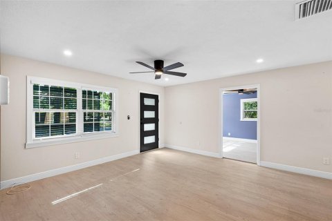 House in Saint Petersburg, Florida 4 bedrooms, 137.96 sq.m. № 1569300 - photo 6