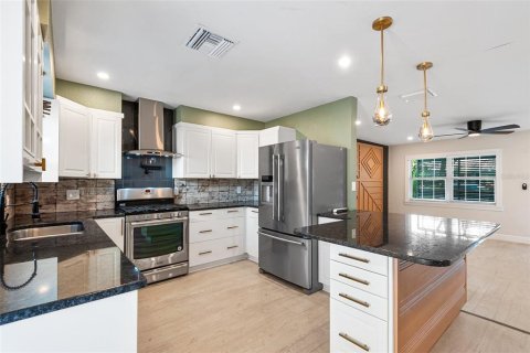House in Saint Petersburg, Florida 4 bedrooms, 137.96 sq.m. № 1569300 - photo 11