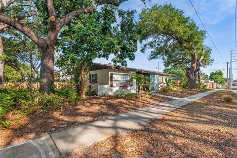 House in Saint Petersburg, Florida 4 bedrooms, 137.96 sq.m. № 1569300 - photo 2