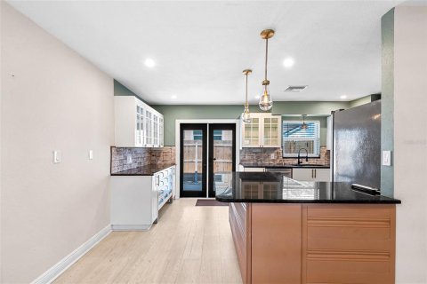 House in Saint Petersburg, Florida 4 bedrooms, 137.96 sq.m. № 1569300 - photo 8