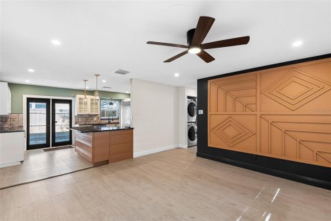 House in Saint Petersburg, Florida 4 bedrooms, 137.96 sq.m. № 1569300 - photo 5