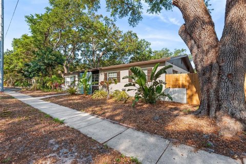 House in Saint Petersburg, Florida 4 bedrooms, 137.96 sq.m. № 1569300 - photo 3