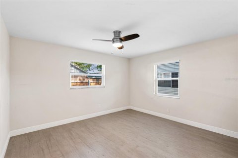 House in Saint Petersburg, Florida 4 bedrooms, 137.96 sq.m. № 1569300 - photo 21