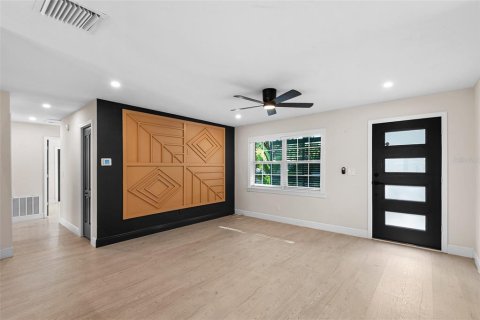 House in Saint Petersburg, Florida 4 bedrooms, 137.96 sq.m. № 1569300 - photo 4