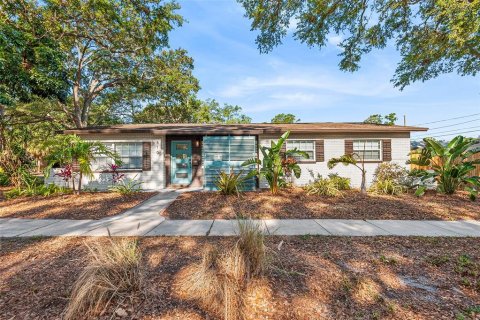 House in Saint Petersburg, Florida 4 bedrooms, 137.96 sq.m. № 1569300 - photo 1