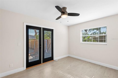 House in Saint Petersburg, Florida 4 bedrooms, 137.96 sq.m. № 1569300 - photo 24