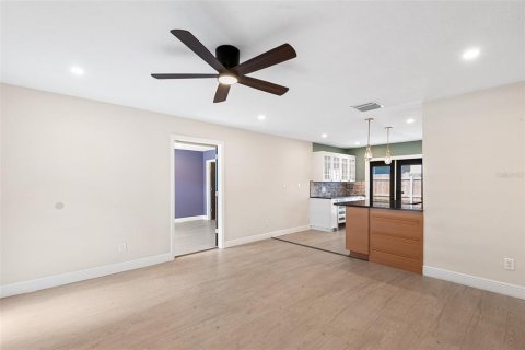 House in Saint Petersburg, Florida 4 bedrooms, 137.96 sq.m. № 1569300 - photo 7