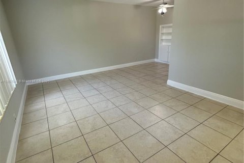 Villa ou maison à louer à Fort Lauderdale, Floride: 1 chambre, 74.32 m2 № 1879011 - photo 4