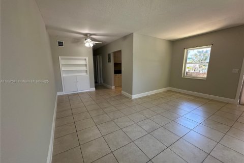 Villa ou maison à louer à Fort Lauderdale, Floride: 1 chambre, 74.32 m2 № 1879011 - photo 3