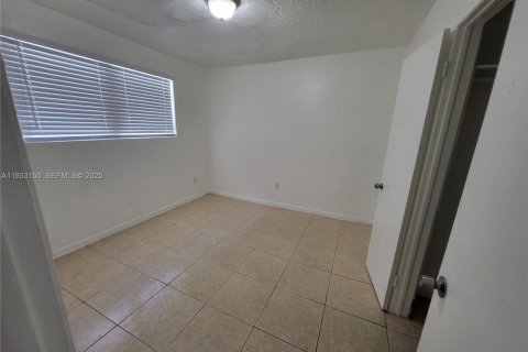 Apartamento en alquiler en Miami, Florida, 2 dormitorios, 142.42 m2 № 1991902 - foto 5