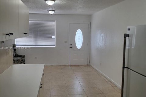 Apartamento en alquiler en Miami, Florida, 2 dormitorios, 142.42 m2 № 1991902 - foto 7
