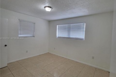 Apartamento en alquiler en Miami, Florida, 2 dormitorios, 142.42 m2 № 1991902 - foto 12