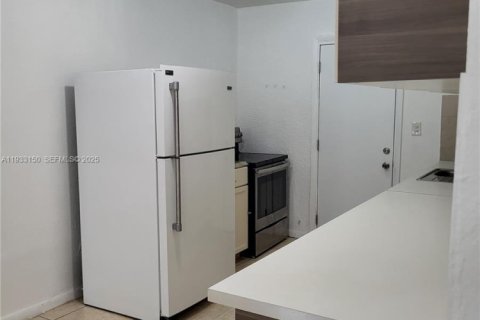 Apartamento en alquiler en Miami, Florida, 2 dormitorios, 142.42 m2 № 1991902 - foto 3