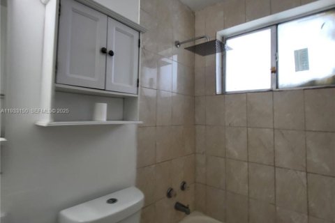 Apartamento en alquiler en Miami, Florida, 2 dormitorios, 142.42 m2 № 1991902 - foto 8