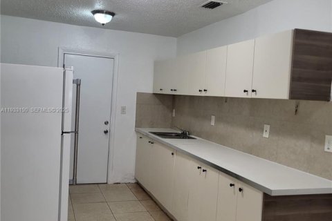 Apartamento en alquiler en Miami, Florida, 2 dormitorios, 142.42 m2 № 1991902 - foto 4