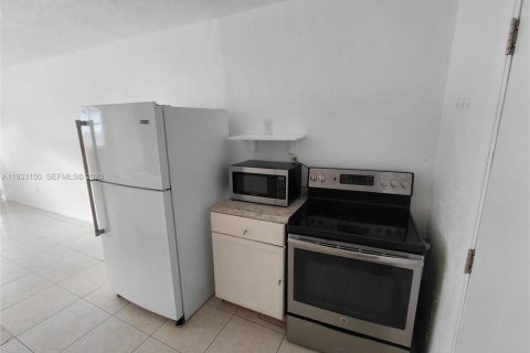 Apartamento en alquiler en Miami, Florida, 2 dormitorios, 142.42 m2 № 1991902 - foto 9