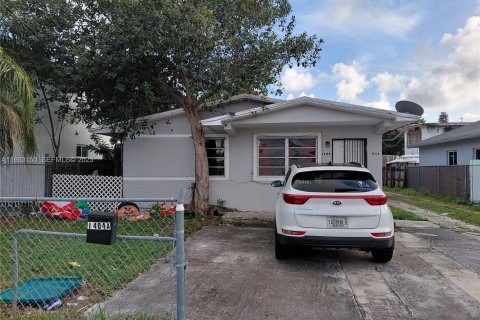 Apartamento en alquiler en Miami, Florida, 2 dormitorios, 142.42 m2 № 1991902 - foto 1