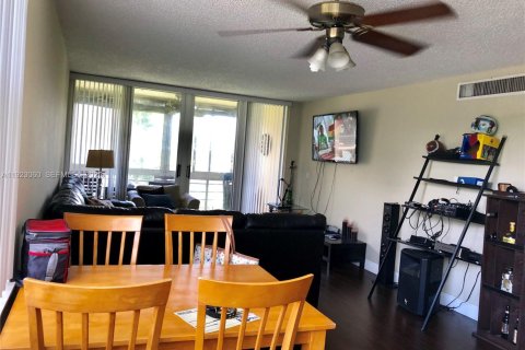 Condo in Davie, Florida, 2 bedrooms  № 1983552 - photo 1