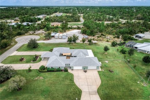 House in Lake Placid, Florida 5 bedrooms, 337.51 sq.m. № 1903793 - photo 4
