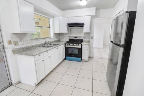 House in Sunrise, Florida 5 bedrooms, 124.49 sq.m. № 1896561 - photo 8