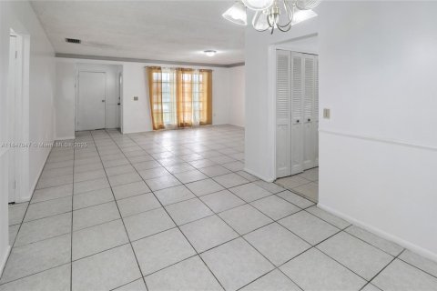 House in Sunrise, Florida 5 bedrooms, 124.49 sq.m. № 1896561 - photo 7