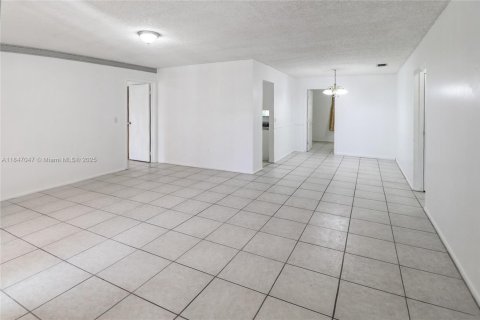 House in Sunrise, Florida 5 bedrooms, 124.49 sq.m. № 1896561 - photo 3