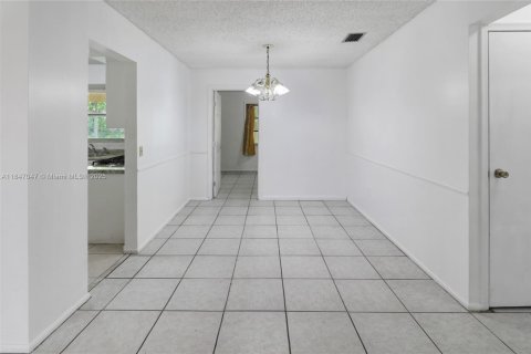 House in Sunrise, Florida 5 bedrooms, 124.49 sq.m. № 1896561 - photo 6