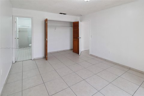 House in Sunrise, Florida 5 bedrooms, 124.49 sq.m. № 1896561 - photo 13