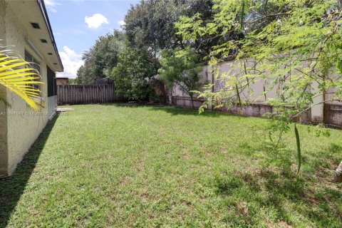 House in Sunrise, Florida 5 bedrooms, 124.49 sq.m. № 1896561 - photo 25