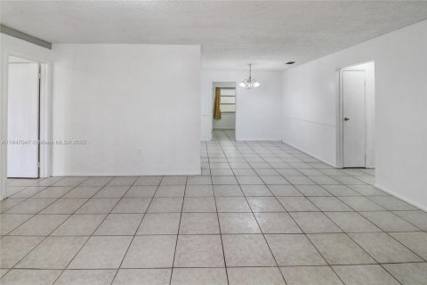 House in Sunrise, Florida 5 bedrooms, 124.49 sq.m. № 1896561 - photo 5