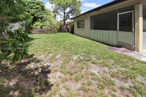 House in Sunrise, Florida 5 bedrooms, 124.49 sq.m. № 1896561 - photo 24