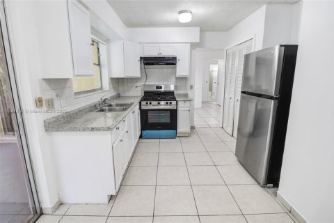 House in Sunrise, Florida 5 bedrooms, 124.49 sq.m. № 1896561 - photo 9