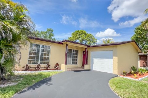 House in Sunrise, Florida 5 bedrooms, 124.49 sq.m. № 1896561 - photo 1